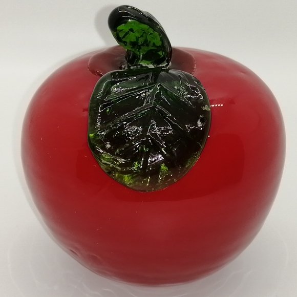 Art glass apple paperweight - Picture 2 of 13